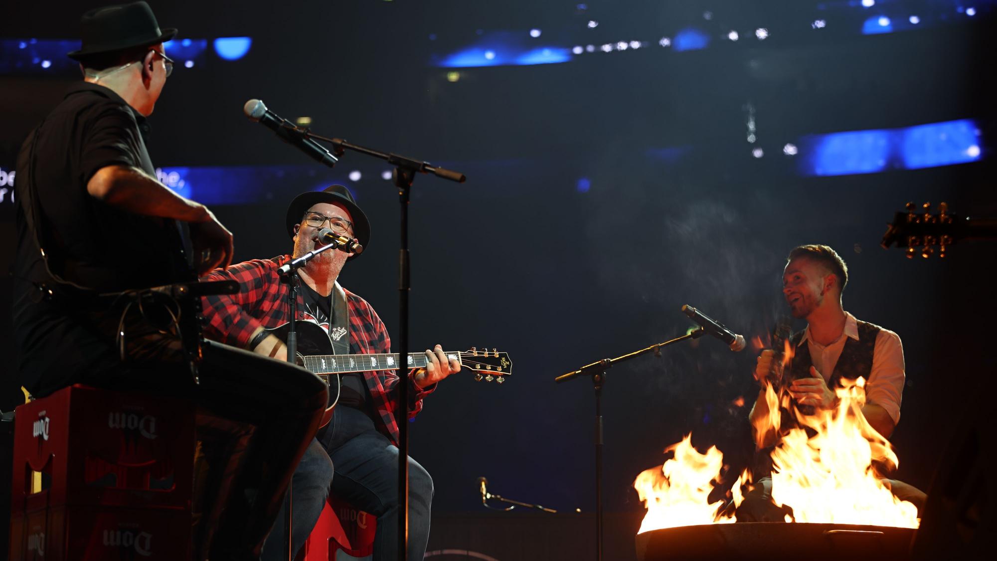 Björn Heuser mit Band am Lagerfeuer.