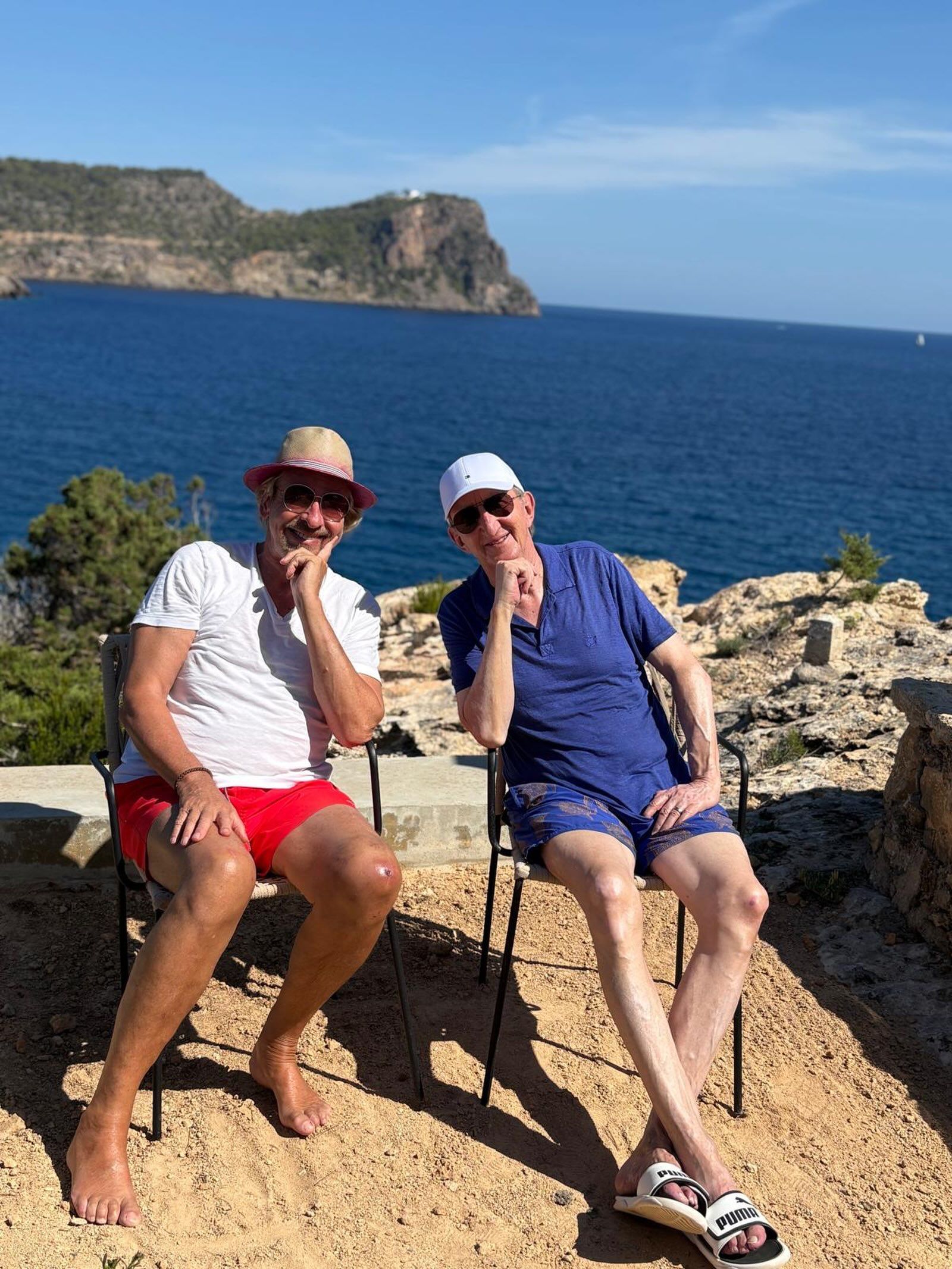 Thomas Gottschalk (l.) und Mike Krüger senden sonnige Grüße von der Insel Ibiza.