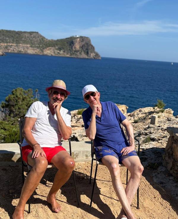 Thomas Gottschalk (l.) und Mike Krüger senden sonnige Grüße von der Insel Ibiza.