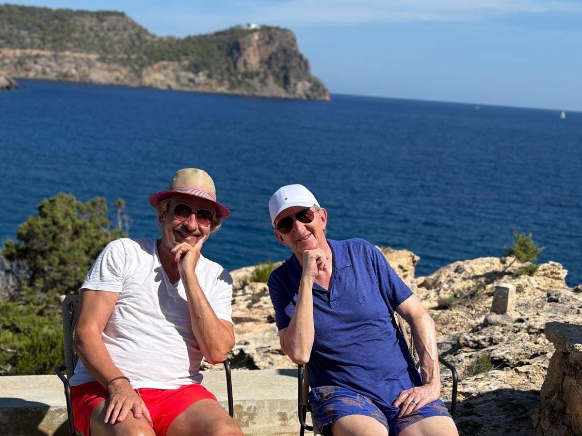 Thomas Gottschalk (l.) und Mike Krüger senden sonnige Grüße von der Insel Ibiza.