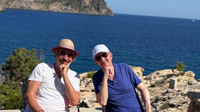 Thomas Gottschalk (l.) und Mike Krüger senden sonnige Grüße von der Insel Ibiza.