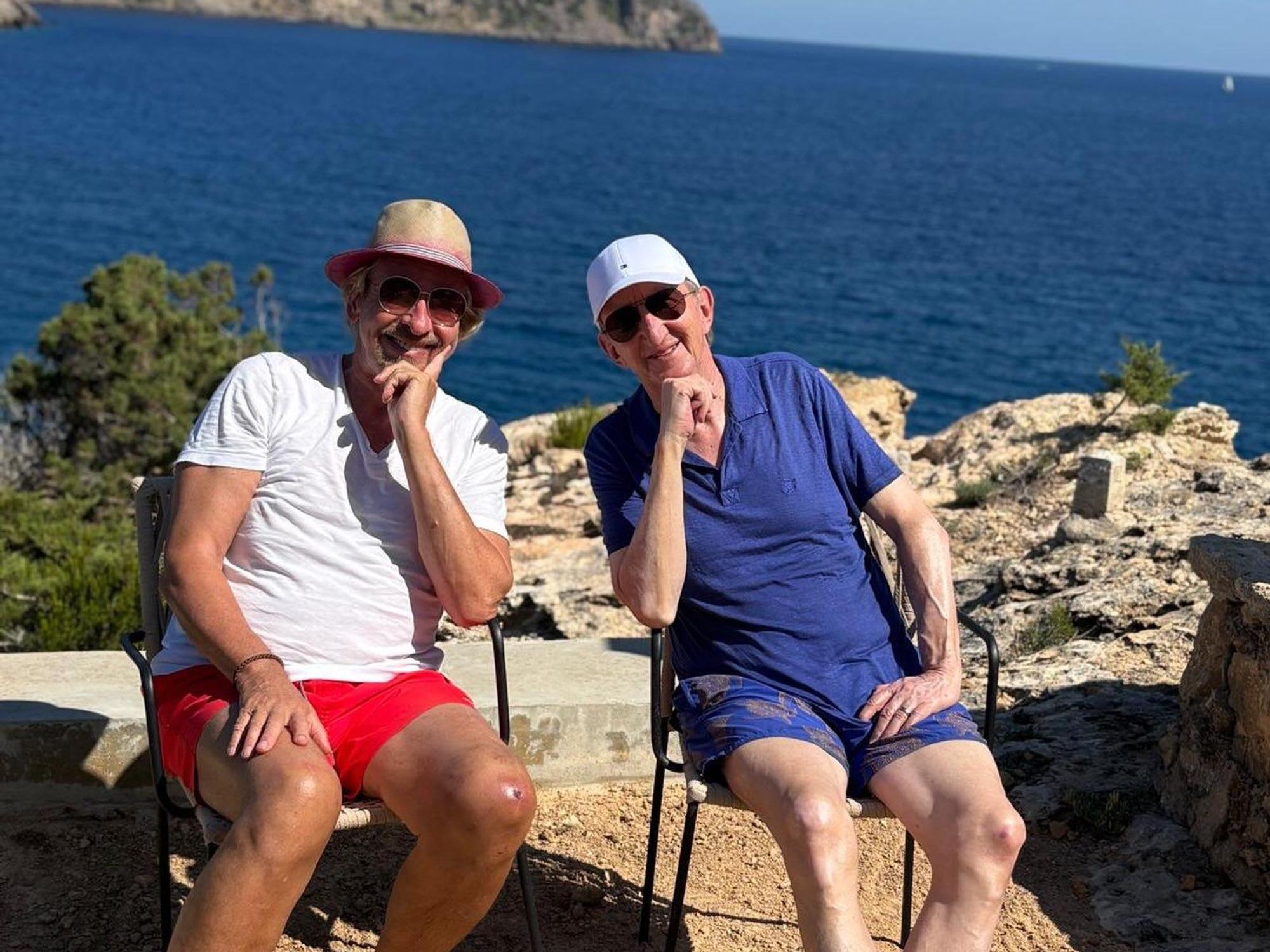 Thomas Gottschalk (l.) und Mike Krüger senden sonnige Grüße von der Insel Ibiza.