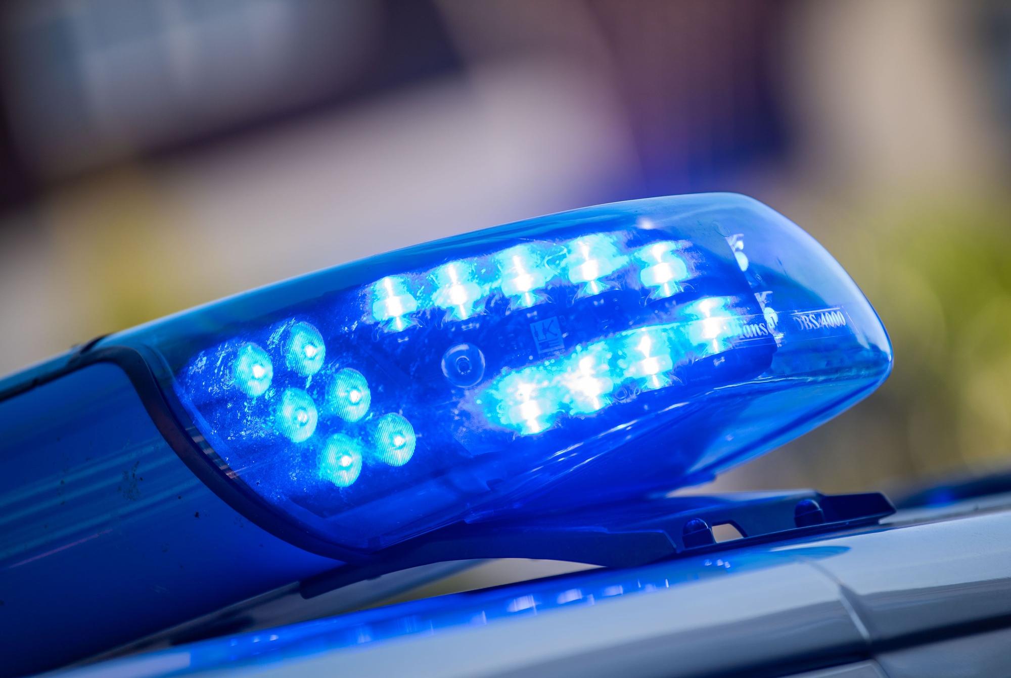 Die Ermittler der Polizei suchen nach Hinweisen auf die Mutter eines toten Mädchens. (Symbolbild)