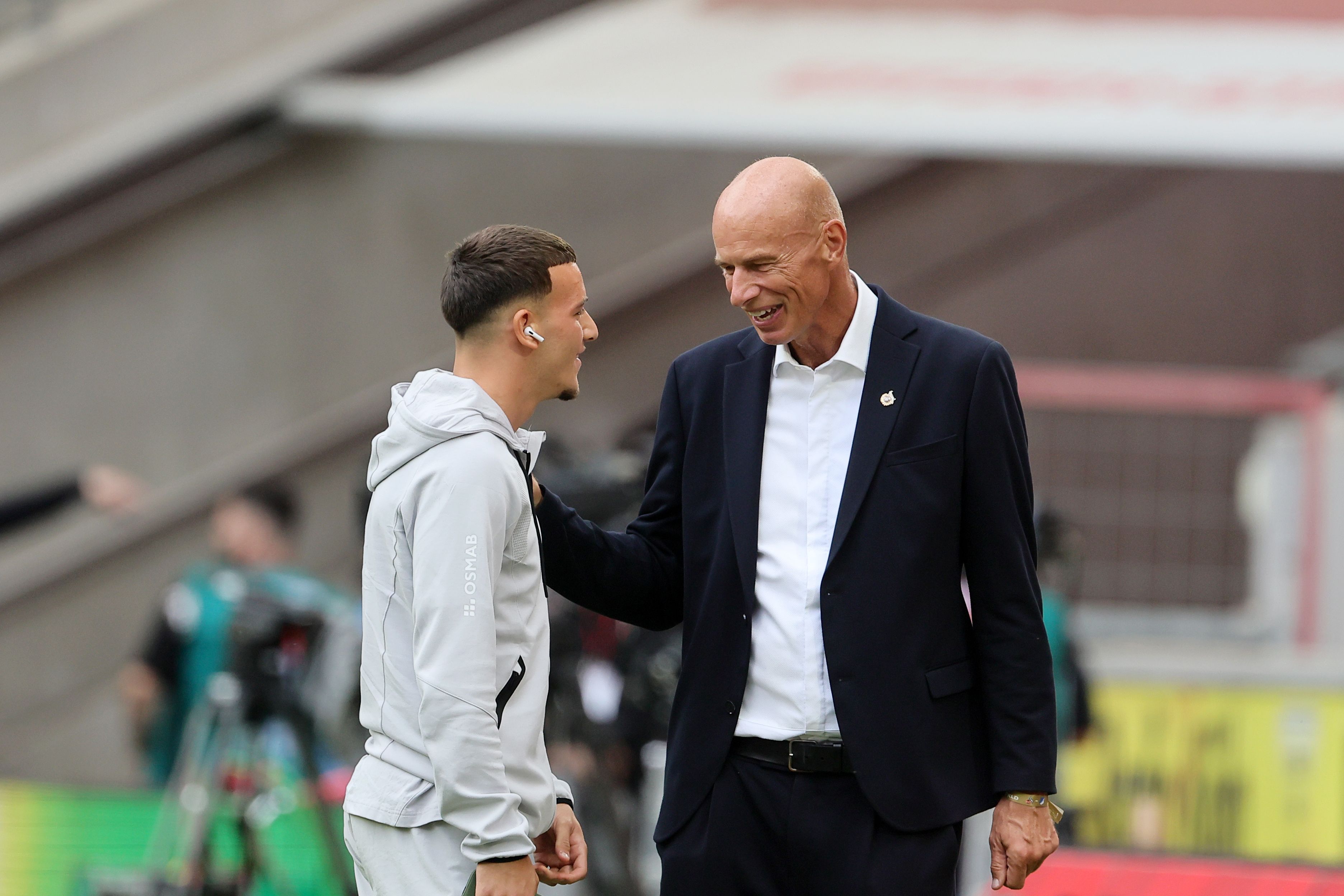 FC-Überflieger Said El Mala und FC-Präsident Jörn Stobbe unterhalten sich vor einem Bundesliga-Spiel.
