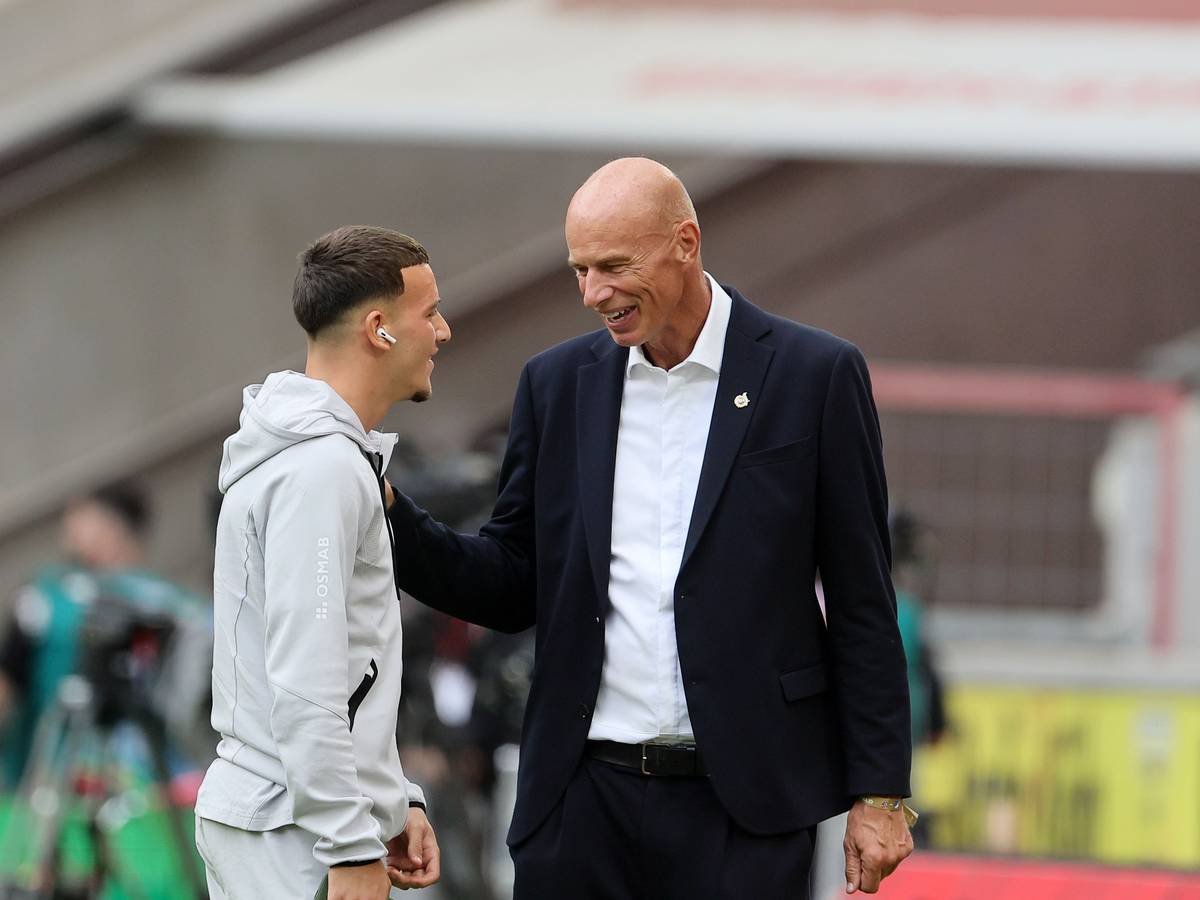 FC-Überflieger Said El Mala und FC-Präsident Jörn Stobbe unterhalten sich vor einem Bundesliga-Spiel.