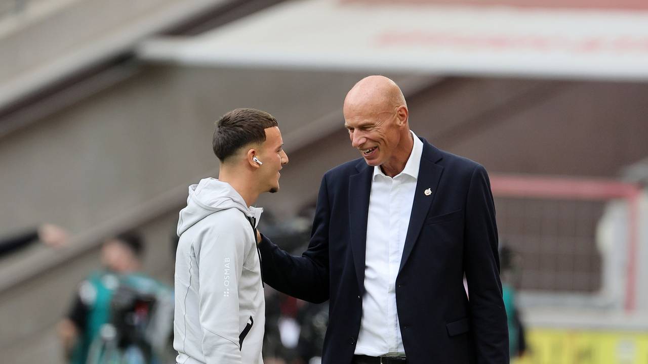 FC-Überflieger Said El Mala und FC-Präsident Jörn Stobbe unterhalten sich vor einem Bundesliga-Spiel.