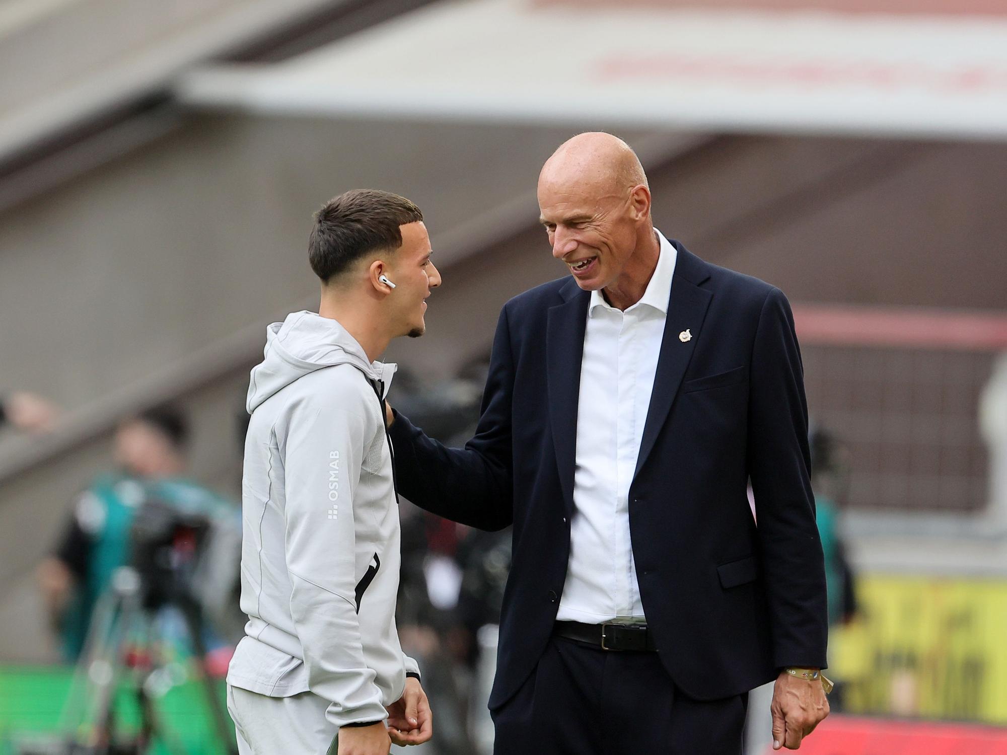 FC-Überflieger Said El Mala und FC-Präsident Jörn Stobbe unterhalten sich vor einem Bundesliga-Spiel.