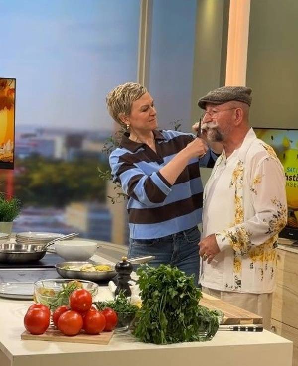 Karen Heinrichs rückt Horst Lichter mit einer Schere an den Schnauzbart.