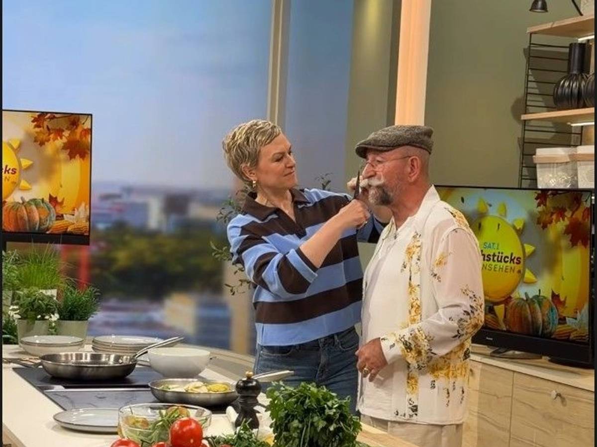 Karen Heinrichs rückt Horst Lichter mit einer Schere an den Schnauzbart.