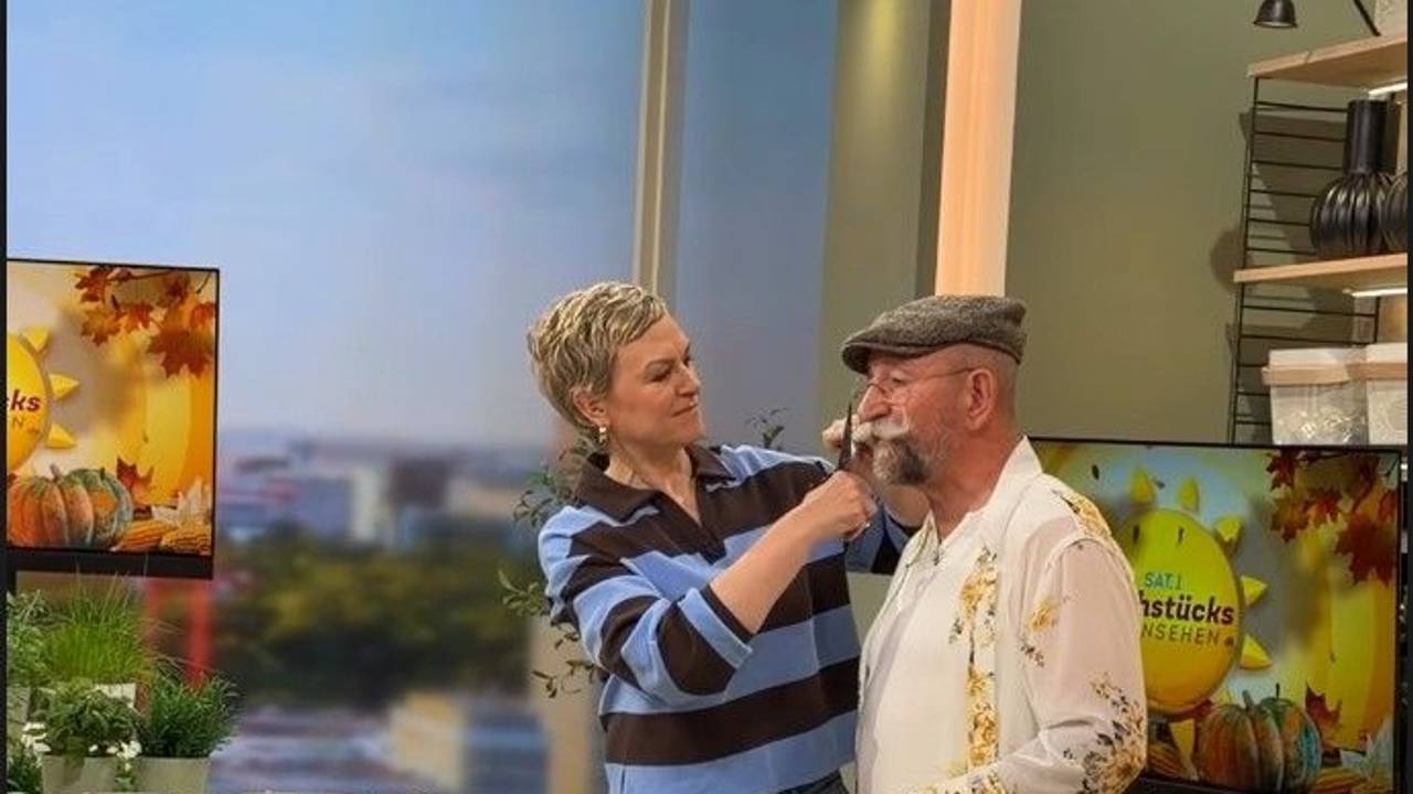 Karen Heinrichs rückt Horst Lichter mit einer Schere an den Schnauzbart.