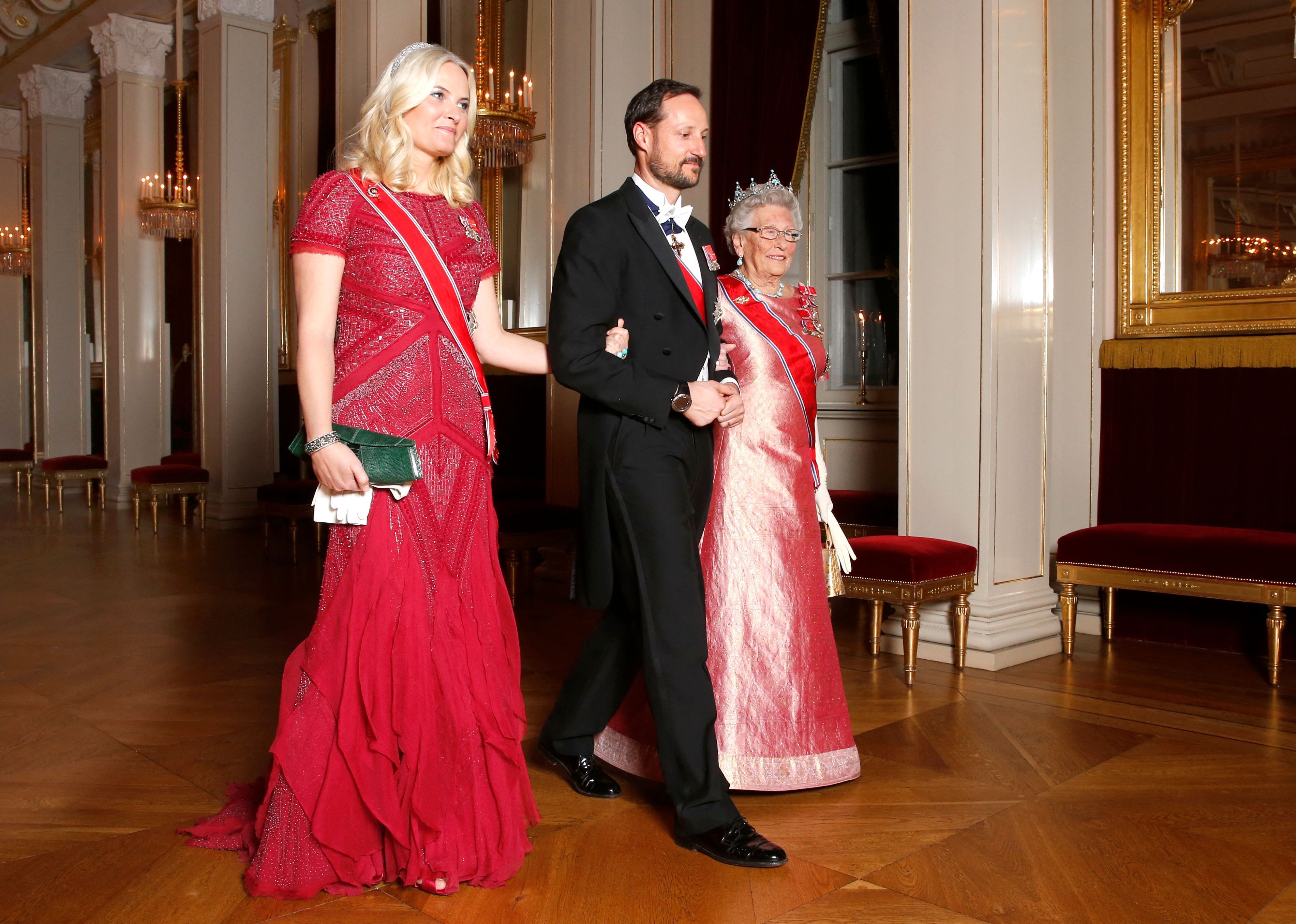 Kronprinzessin Mette-Marit, Kronprinz Haakon und Prinzessin Astrid von Norwegen gehen am 3. März 2016 zu einem Dinner im Königspalast in Oslo.