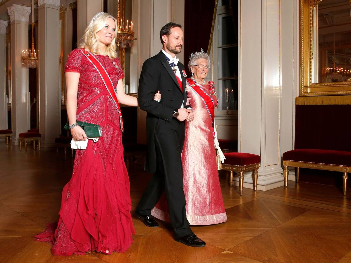 Kronprinzessin Mette-Marit, Kronprinz Haakon und Prinzessin Astrid von Norwegen gehen am 3. März 2016 zu einem Dinner im Königspalast in Oslo.