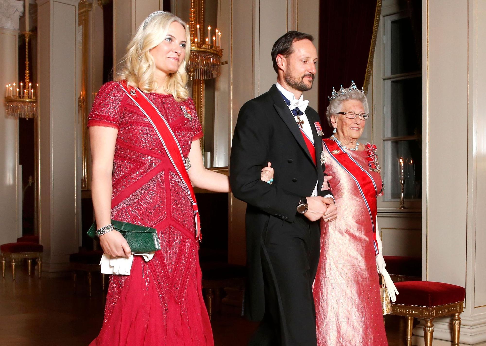 Kronprinzessin Mette-Marit, Kronprinz Haakon und Prinzessin Astrid von Norwegen gehen am 3. März 2016 zu einem Dinner im Königspalast in Oslo.
