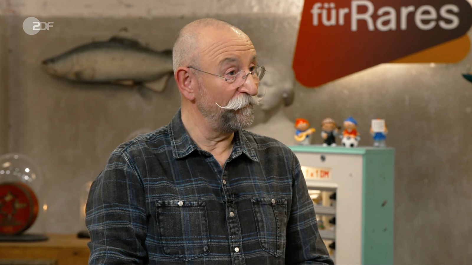 Schon beim ersten Blick auf das Gemälde fiel Horst Lichter in der Montagsausgabe von „Bares für Rares“ (ZDF) die verblüffende Ähnlichkeit zwischen Felix und dem abgebildeten Mann auf. Tatsächlich zeigte das Bild einen Vorfahren des Verkäufers - dennoch wollte er sich unbedingt davon trennen, obwohl Expertin und Händler eindringlich davon abrieten. (Bild: ZDF)