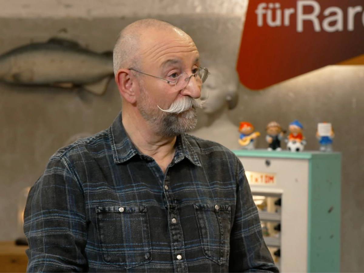 Schon beim ersten Blick auf das Gemälde fiel Horst Lichter in der Montagsausgabe von „Bares für Rares“ (ZDF) die verblüffende Ähnlichkeit zwischen Felix und dem abgebildeten Mann auf. Tatsächlich zeigte das Bild einen Vorfahren des Verkäufers - dennoch wollte er sich unbedingt davon trennen, obwohl Expertin und Händler eindringlich davon abrieten. (Bild: ZDF)
