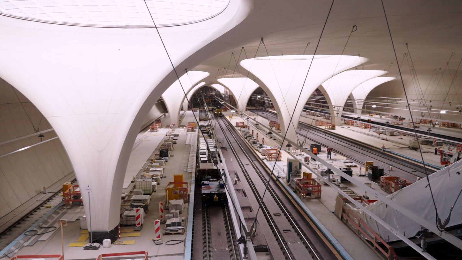 Die Lichtaugen des unterirdischen Bahnhofs sorgen für Tageslicht auf den Bahnsteigen. Und für Detailärger. Der Sichtbeton bekam graue Flecken - Maler übertupften sie mit Schwämmen per Hand. (Bild: SWR/Steffen Bohnert)