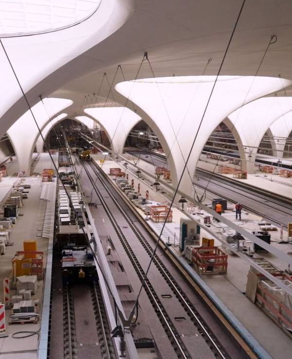 Die Lichtaugen des unterirdischen Bahnhofs sorgen für Tageslicht auf den Bahnsteigen. Und für Detailärger. Der Sichtbeton bekam graue Flecken - Maler übertupften sie mit Schwämmen per Hand. (Bild: SWR/Steffen Bohnert)