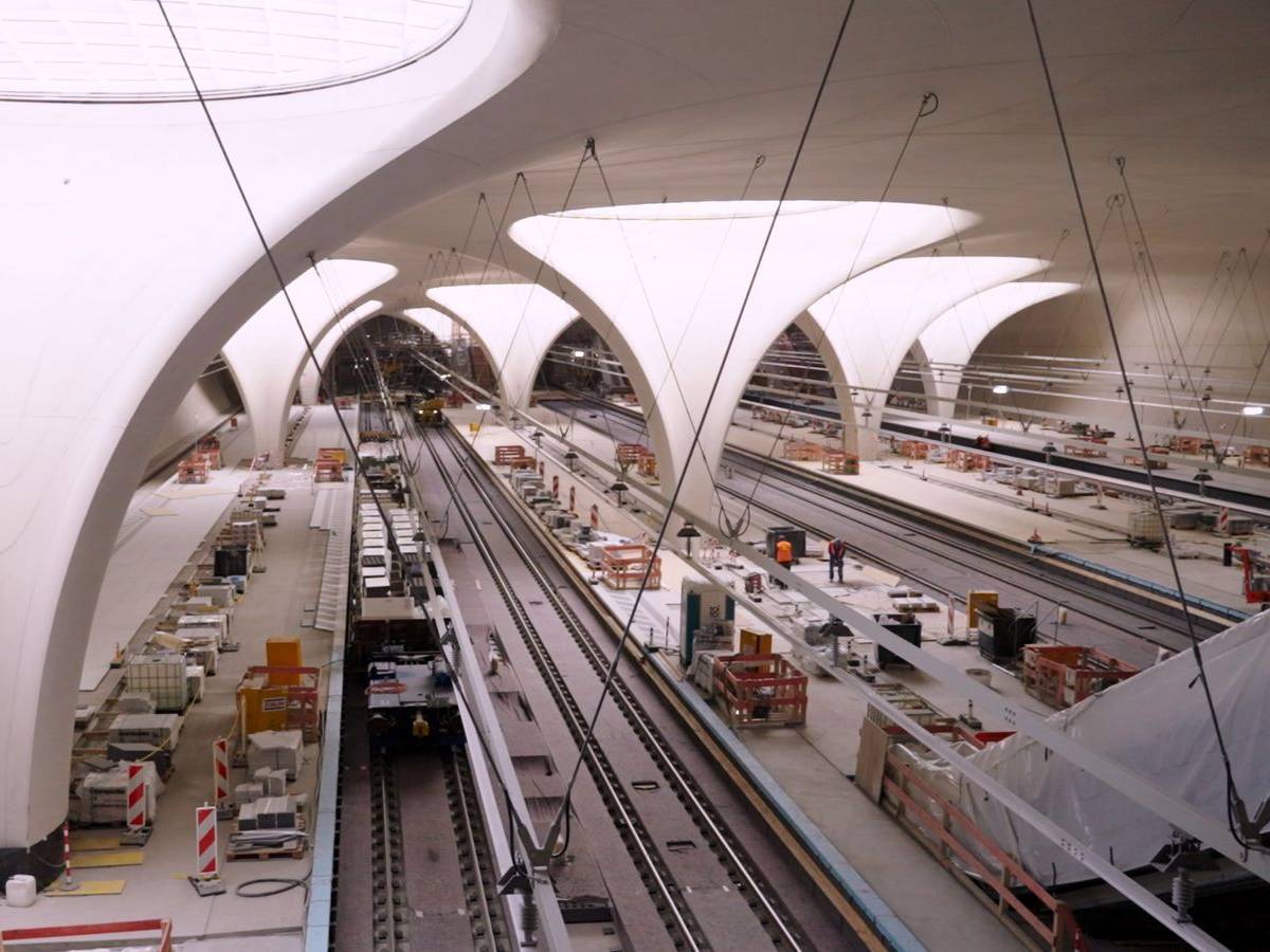 Die Lichtaugen des unterirdischen Bahnhofs sorgen für Tageslicht auf den Bahnsteigen. Und für Detailärger. Der Sichtbeton bekam graue Flecken - Maler übertupften sie mit Schwämmen per Hand. (Bild: SWR/Steffen Bohnert)