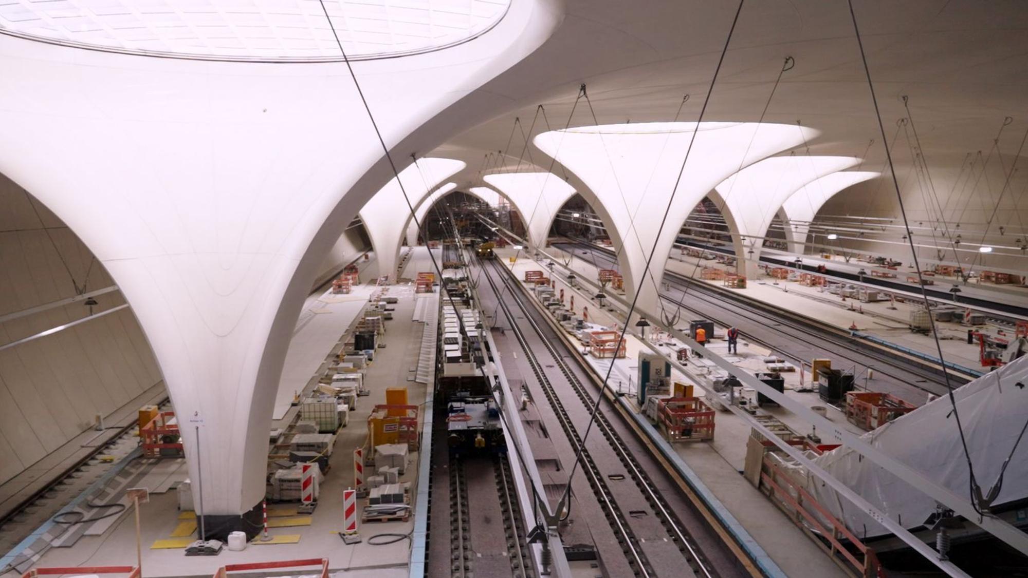 Die Lichtaugen des unterirdischen Bahnhofs sorgen für Tageslicht auf den Bahnsteigen. Und für Detailärger. Der Sichtbeton bekam graue Flecken - Maler übertupften sie mit Schwämmen per Hand. (Bild: SWR/Steffen Bohnert)