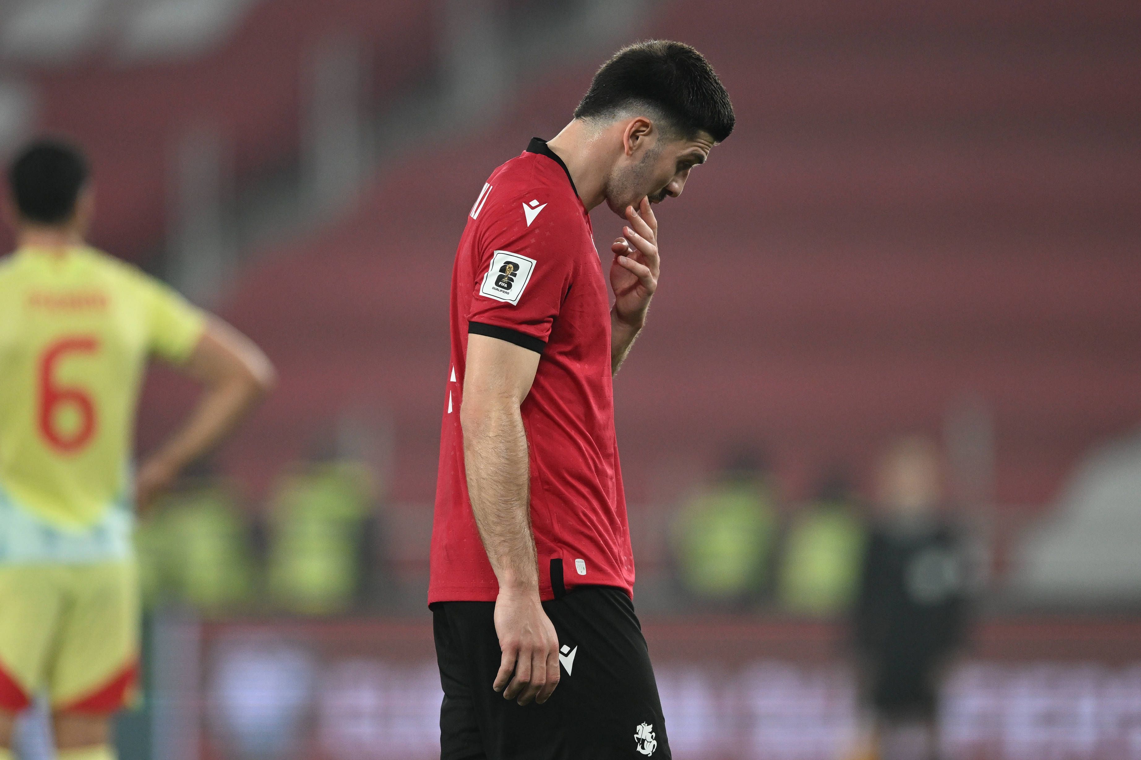 Der nachdenkliche Luka Lochoshvili beim Georgien-Spiel.