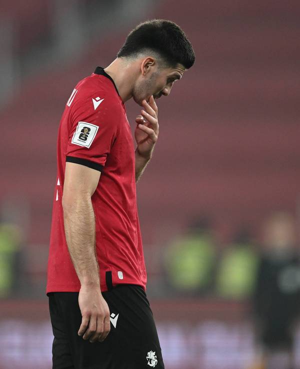 Der nachdenkliche Luka Lochoshvili beim Georgien-Spiel.