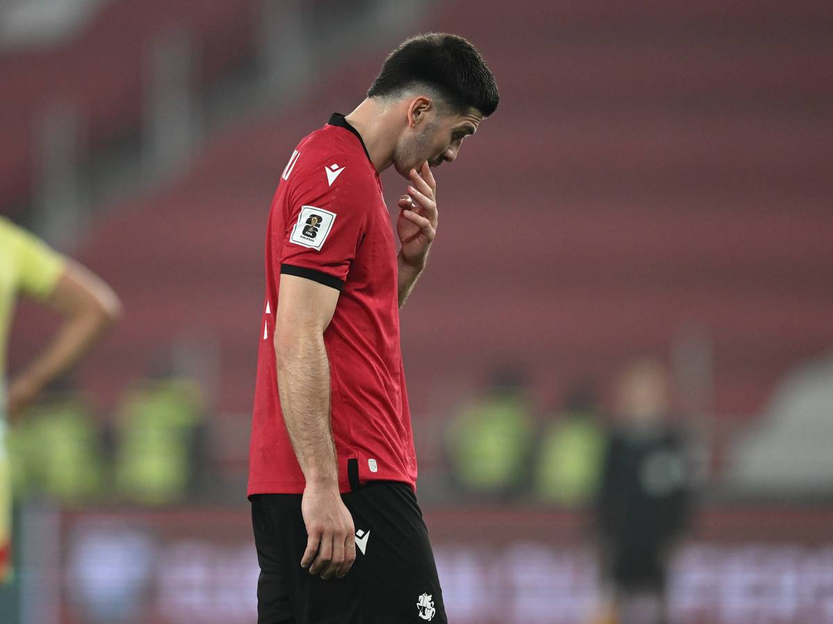 Der nachdenkliche Luka Lochoshvili beim Georgien-Spiel.