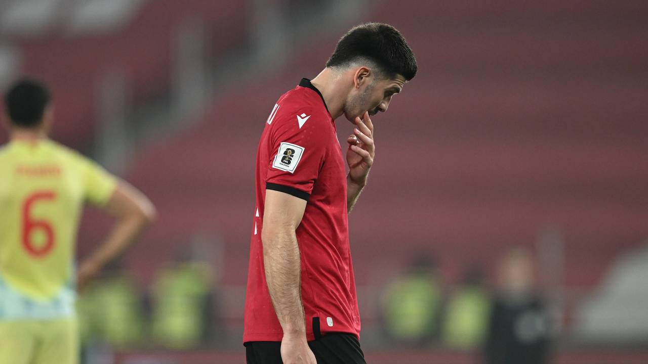Der nachdenkliche Luka Lochoshvili beim Georgien-Spiel.