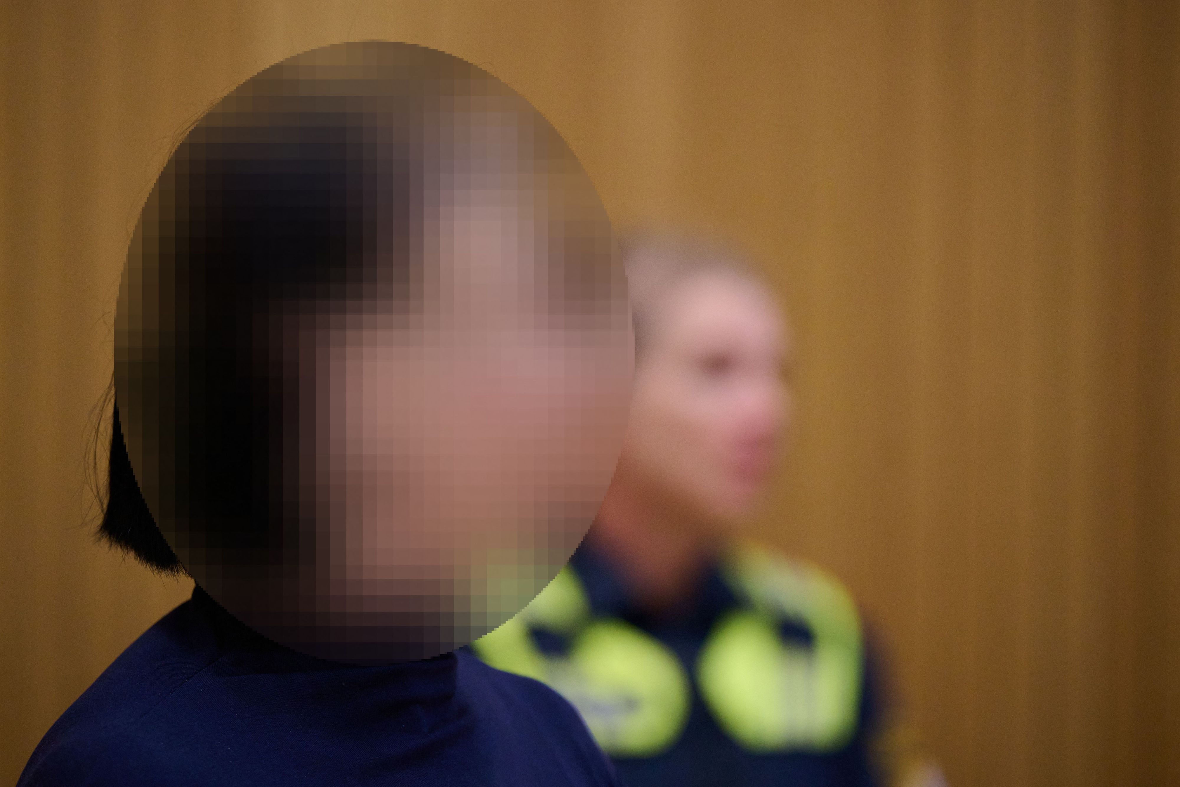 Die Angeklagte kommt vor Prozessbeginn im Strafjustizzentrum in den Gerichtssaal. Rund 20 Jahre lang pflegte ein Mann in München eine sexuelle Beziehung zu einer Domina - nun muss sich die Sexarbeiterin wegen Mordes verantworten.
