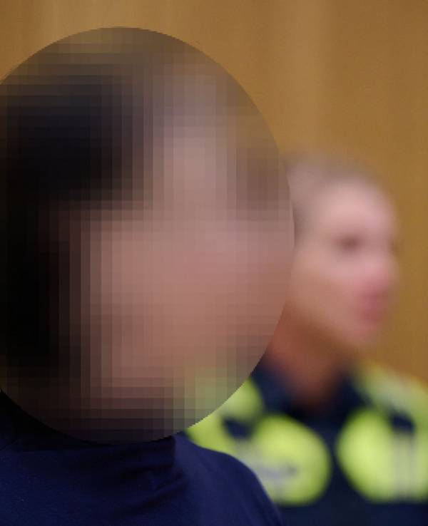 Die Angeklagte kommt vor Prozessbeginn im Strafjustizzentrum in den Gerichtssaal. Rund 20 Jahre lang pflegte ein Mann in München eine sexuelle Beziehung zu einer Domina - nun muss sich die Sexarbeiterin wegen Mordes verantworten.