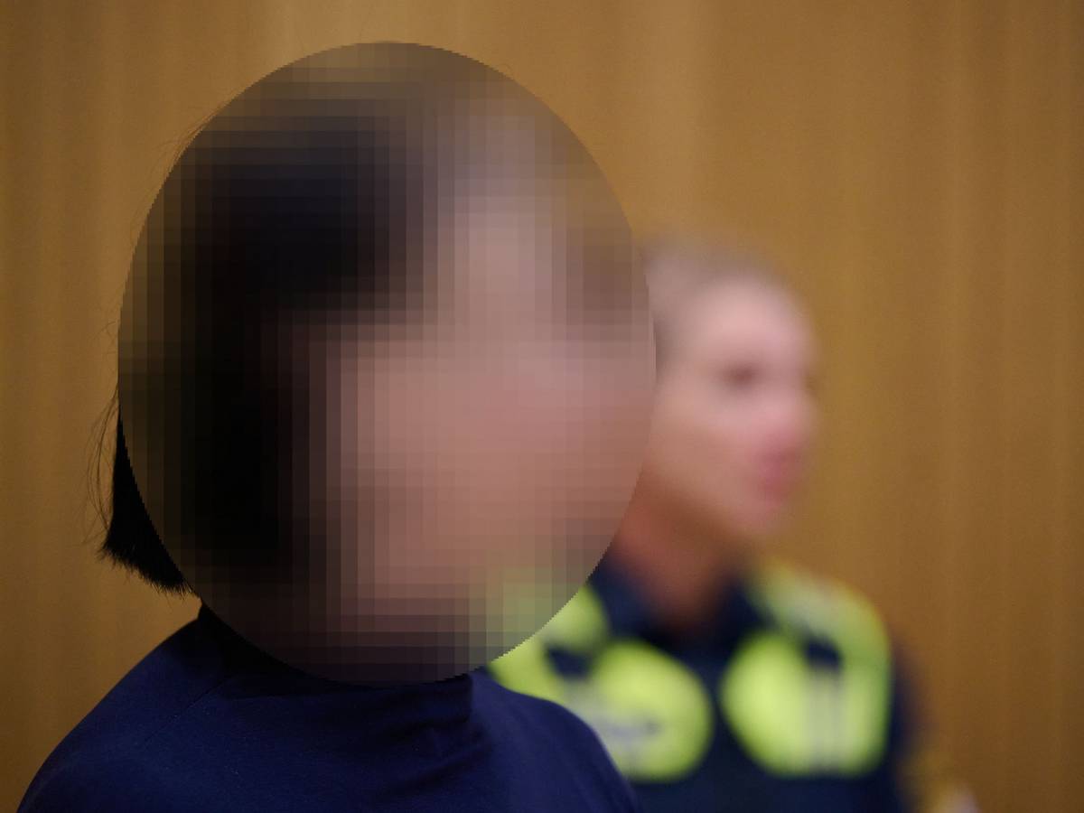 Die Angeklagte kommt vor Prozessbeginn im Strafjustizzentrum in den Gerichtssaal. Rund 20 Jahre lang pflegte ein Mann in München eine sexuelle Beziehung zu einer Domina - nun muss sich die Sexarbeiterin wegen Mordes verantworten.