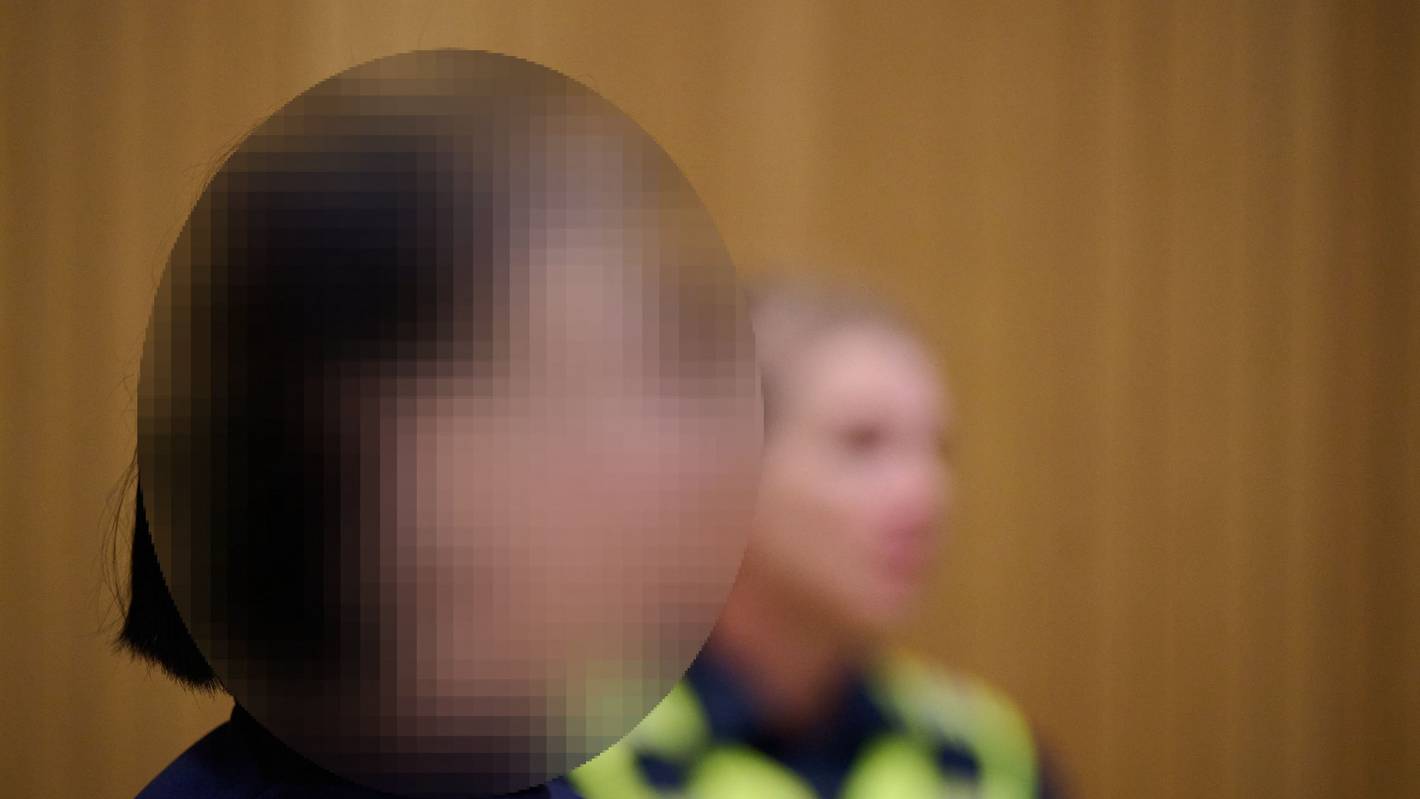 Die Angeklagte kommt vor Prozessbeginn im Strafjustizzentrum in den Gerichtssaal. Rund 20 Jahre lang pflegte ein Mann in München eine sexuelle Beziehung zu einer Domina - nun muss sich die Sexarbeiterin wegen Mordes verantworten.