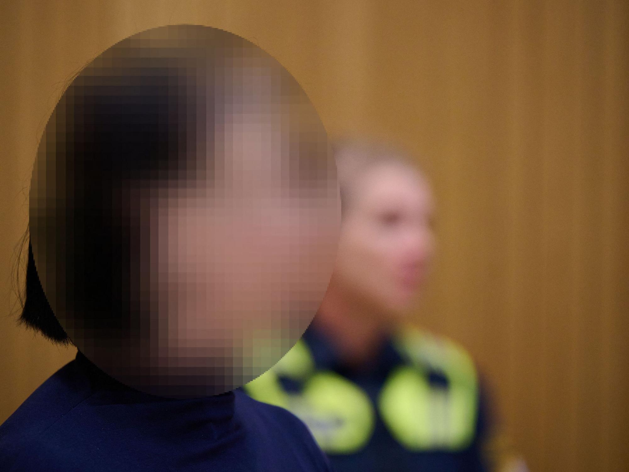 Die Angeklagte kommt vor Prozessbeginn im Strafjustizzentrum in den Gerichtssaal. Rund 20 Jahre lang pflegte ein Mann in München eine sexuelle Beziehung zu einer Domina - nun muss sich die Sexarbeiterin wegen Mordes verantworten.