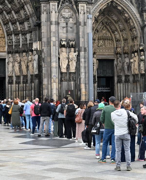 Besucher stehen Schlange am Haupteingang des Domes.