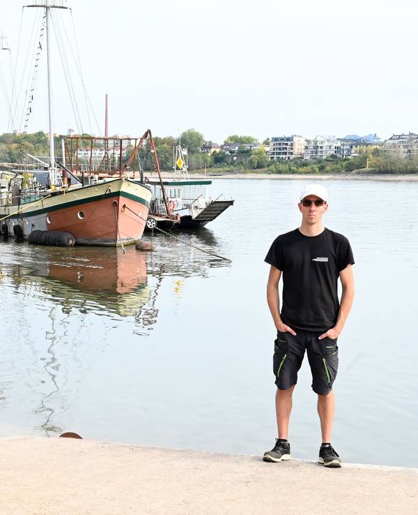 28.09.2026 Köln. Der Rhein führt extremes Niedrigwasser, in der Nacht wurde ein Pegelstand von nur noch 40cm KP und damit ein neuer historischer Rekord erreicht. Der Rheinpegel soll in den nächsten Tagen weiter sinken. Niklas Thiel, Fährmann der Personenfähre Krokolino, welche normalerweise zwischen Weiß und Zündorf verkehrt. Foto: Alexander Schwaiger