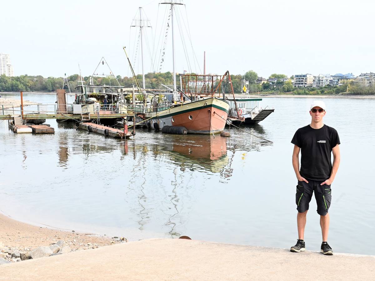28.09.2026 Köln. Der Rhein führt extremes Niedrigwasser, in der Nacht wurde ein Pegelstand von nur noch 40cm KP und damit ein neuer historischer Rekord erreicht. Der Rheinpegel soll in den nächsten Tagen weiter sinken. Niklas Thiel, Fährmann der Personenfähre Krokolino, welche normalerweise zwischen Weiß und Zündorf verkehrt. Foto: Alexander Schwaiger