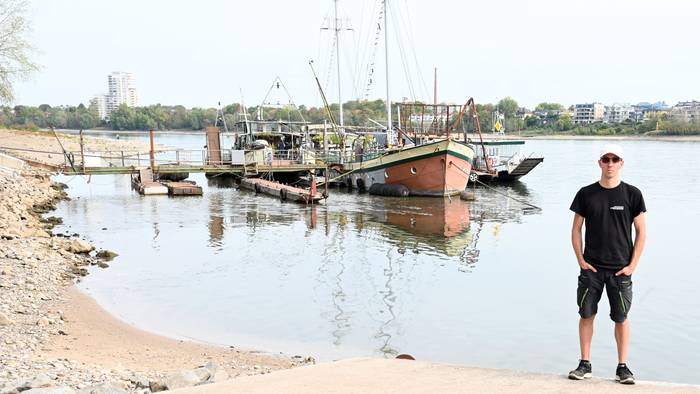 28.09.2026 Köln. Der Rhein führt extremes Niedrigwasser, in der Nacht wurde ein Pegelstand von nur noch 40cm KP und damit ein neuer historischer Rekord erreicht. Der Rheinpegel soll in den nächsten Tagen weiter sinken. Niklas Thiel, Fährmann der Personenfähre Krokolino, welche normalerweise zwischen Weiß und Zündorf verkehrt. Foto: Alexander Schwaiger