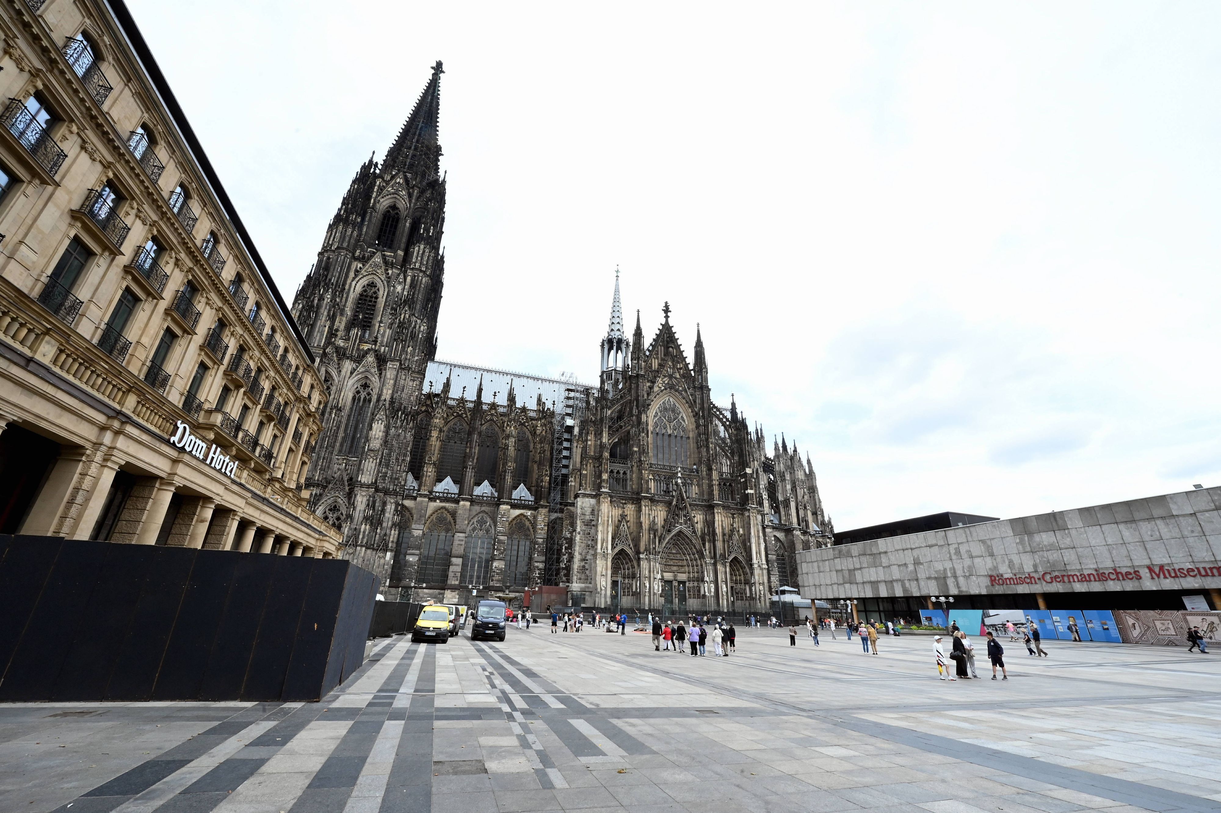 Der Roncalliplatz mit Dom-Hotel, Kölner Dom und Baustelle des Römisch-Germanische Museums.