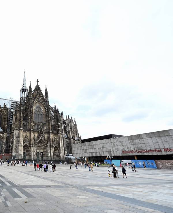 Der Roncalliplatz mit Dom-Hotel, Kölner Dom und Baustelle des Römisch-Germanische Museums.