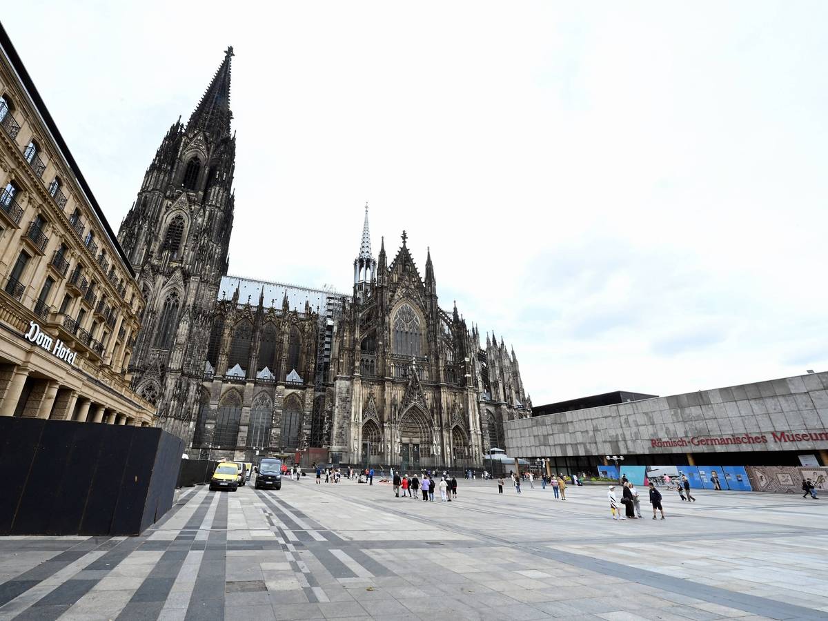 Der Roncalliplatz mit Dom-Hotel, Kölner Dom und Baustelle des Römisch-Germanische Museums.