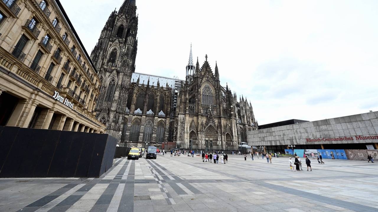 Der Roncalliplatz mit Dom-Hotel, Kölner Dom und Baustelle des Römisch-Germanische Museums.