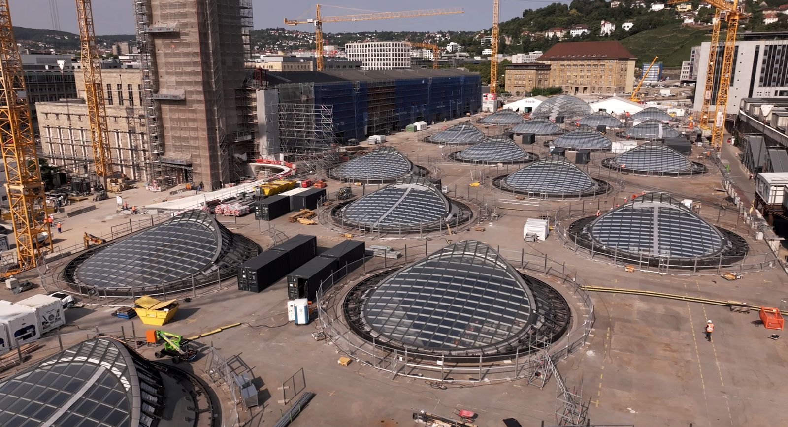 Der Stuttgarter Bahnhof soll durch die „Tieferlegung“ vom Kopf- zum Durchgangsbahnhof werden. Das Gelände des alten oberirdischen B ahnhofs zum Wohn- und Gewerbegebiet mit Park umgestaltet werden. (Bild: SWR/Steffen Bohnert)