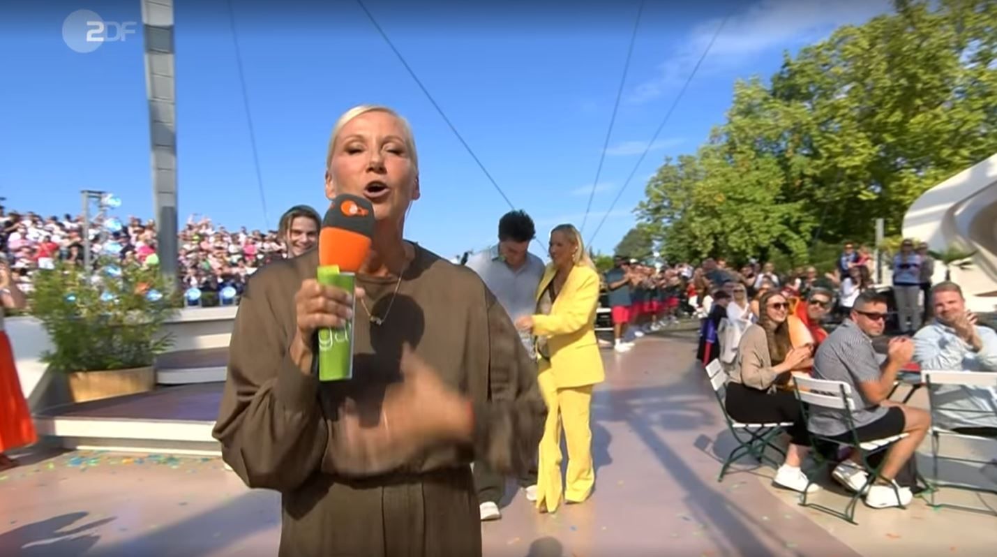 Andrea Kiewel hat sich mit der letzten regulären Ausgabe des Jahres vom heimischen Publikum des „ZDF-Fernsehgartens“ verabschiedet.