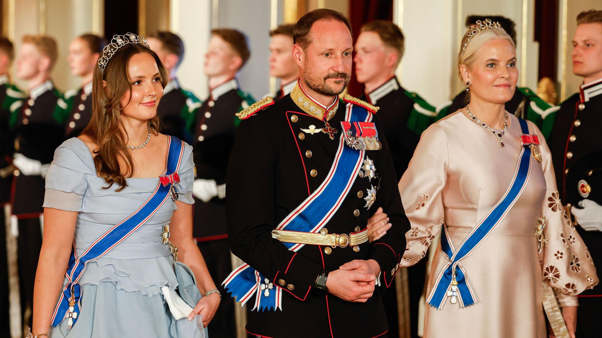 Ingrid Alexandra (l-r), Haakon und Mette-Marit auf dem Weg zu einem Galadinner im Palast im Zusammenhang mit dem Staatsbesuch des isländischen Präsidentenpaares.
