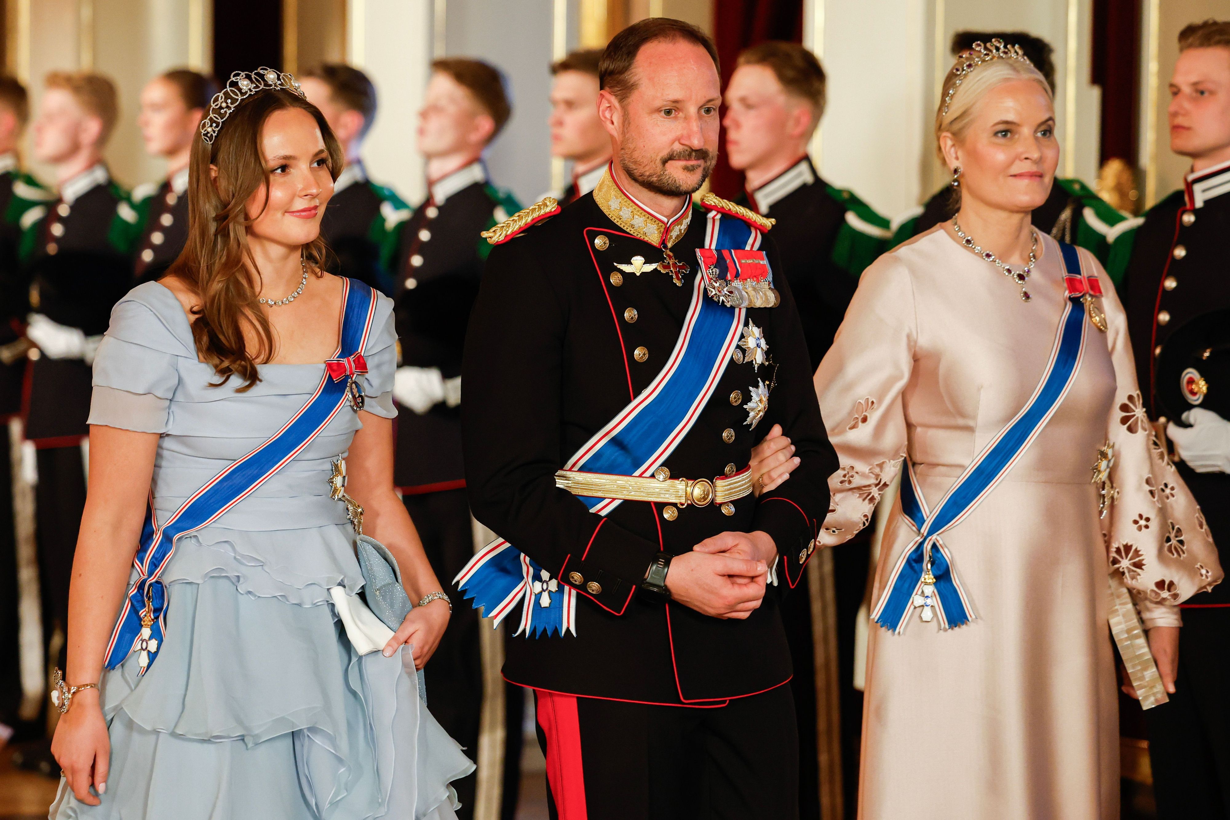 Kronprinzessin Ingrid Alexandra an der Seite ihrer Eltern König Haakon und Königin Mette-Marit.