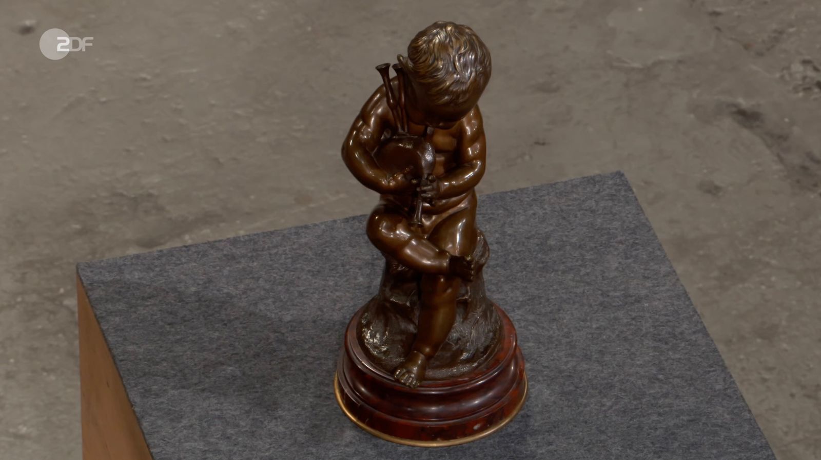 Ein musizierender Engel mit Musette aus Bronze datierte Bianca Berding zwischen 1852 und 1870. Für die seltene Darstellung des französischen Künstlers Jean-Baptiste Lebroc wurden 600 bis 700 Euro gewünscht, 400 bis 600 Euro taxiert und von Wolfgang Pauritsch 700 Euro gezahlt.  (Bild: ZDF)