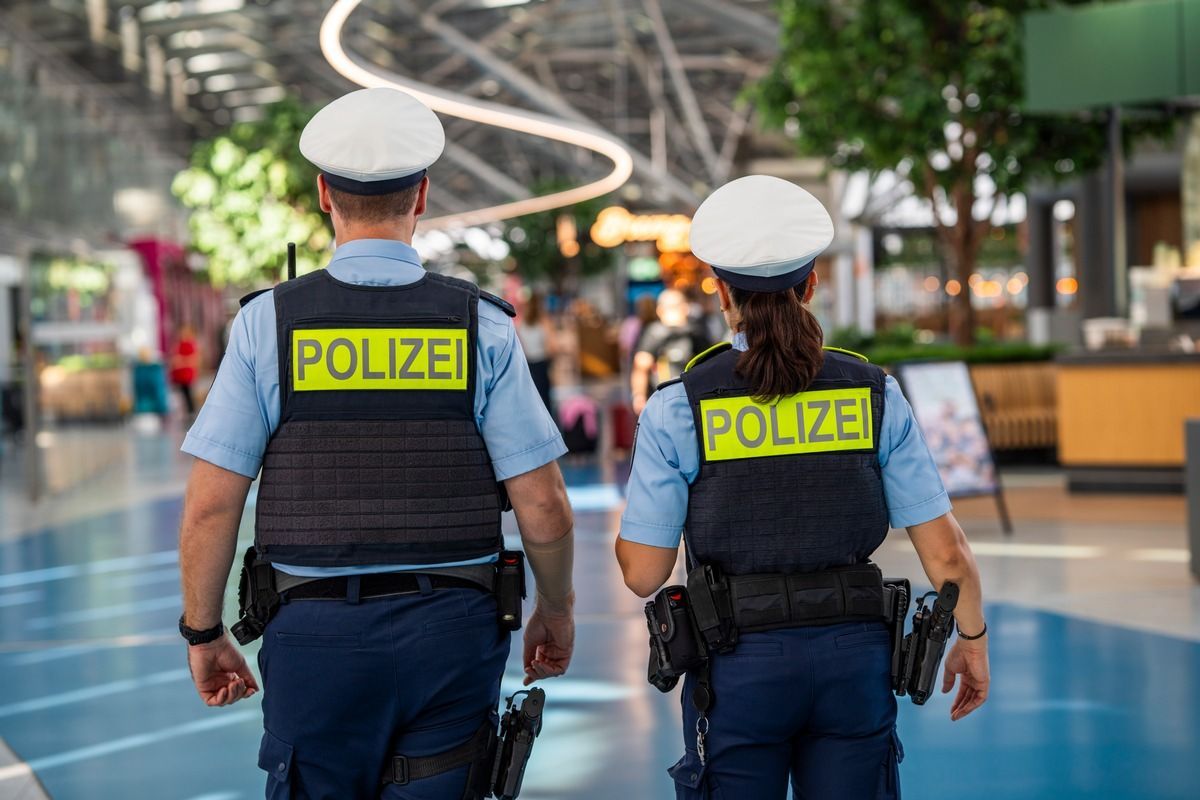 Ein Beamter der Bundespolizei am Flughafen (Symbolbild).