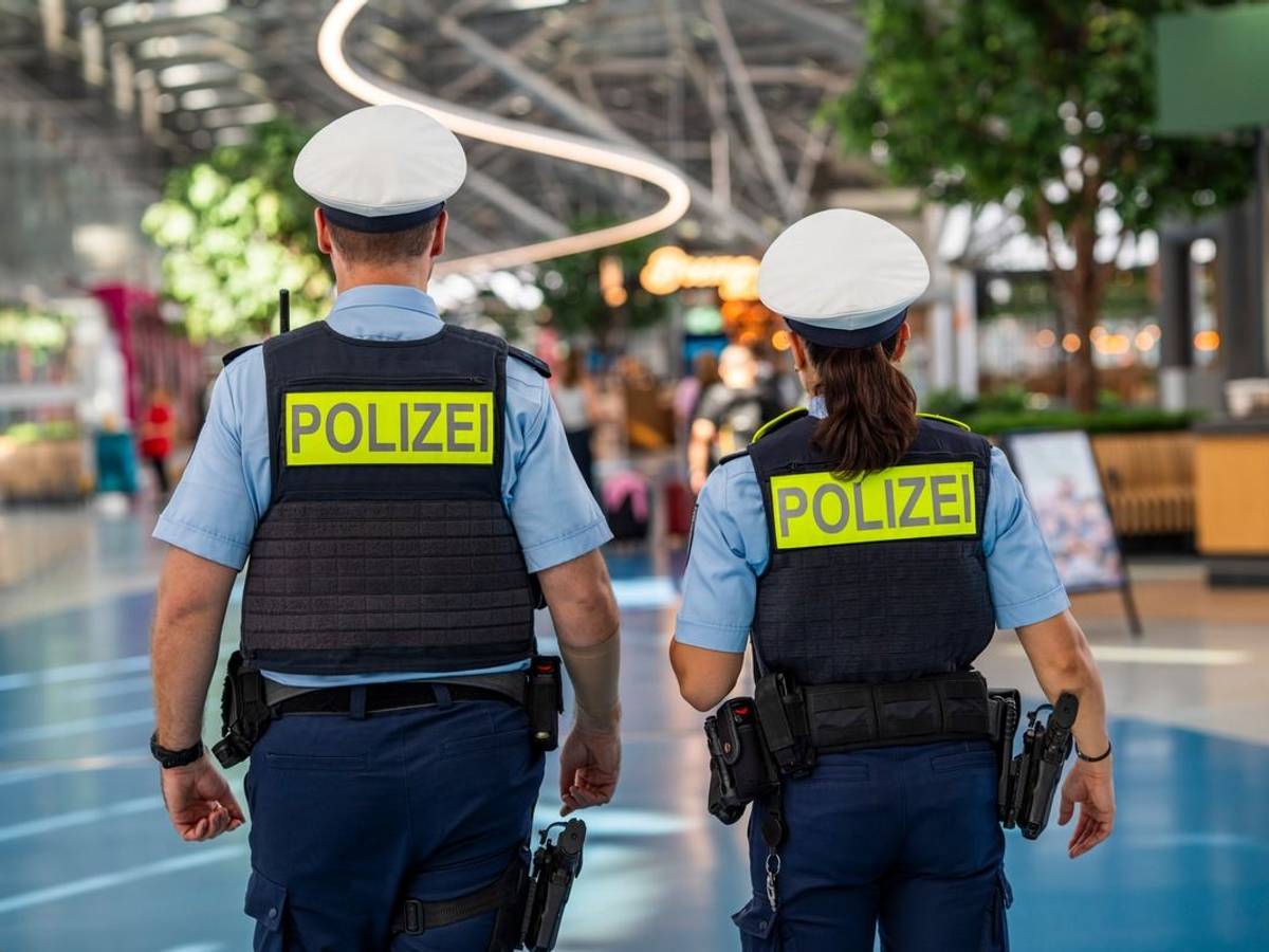 Ein Beamter der Bundespolizei am Flughafen (Symbolbild).