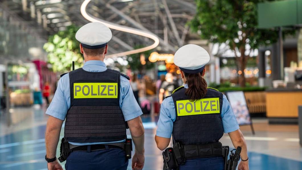 Ein Beamter der Bundespolizei am Flughafen (Symbolbild).