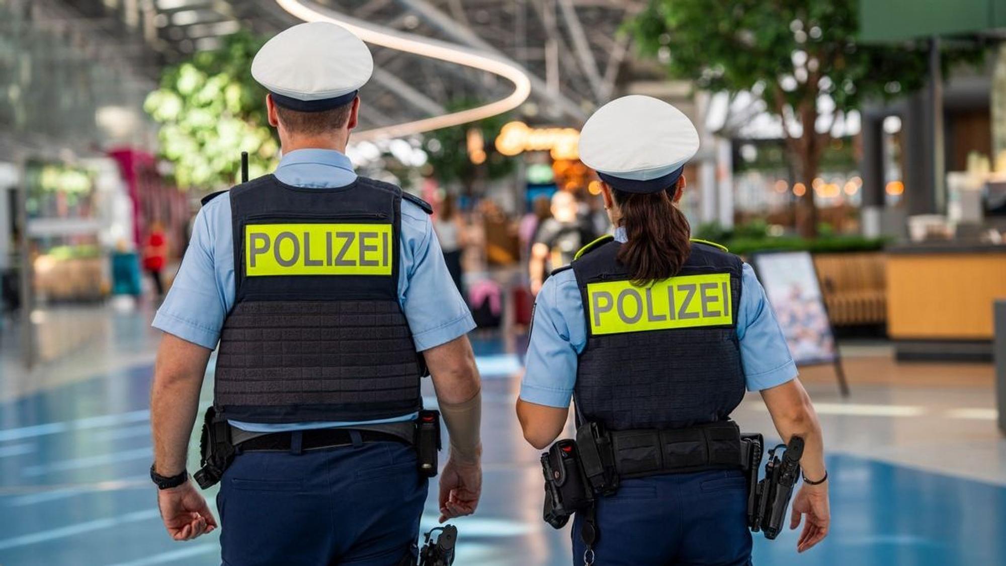 Ein Beamter der Bundespolizei am Flughafen (Symbolbild).