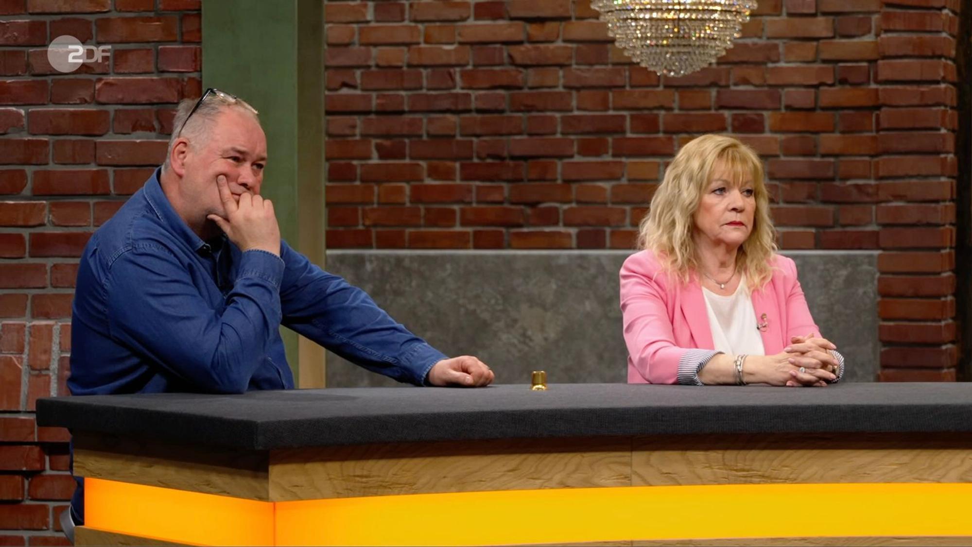 Elke Velten fragte sich beim Betrachten des Ölgemäldes zunächst, welche Geschichte hinter dem dargestellten Mann steckte. Walter Lehnertz vermutete schnell: „Die haben einfach Opa gemalt.“ Erst als Cazibe und Felix den Händlerraum betraten, wurde das Rätsel gelöst: Es handelte sich tatsächlich um Felix' Urahnen, der selbst als Maler tätig war. (Bild: ZDF)